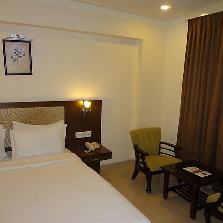 Hotel Budhil Park Visakhapatnam Exteriör bild