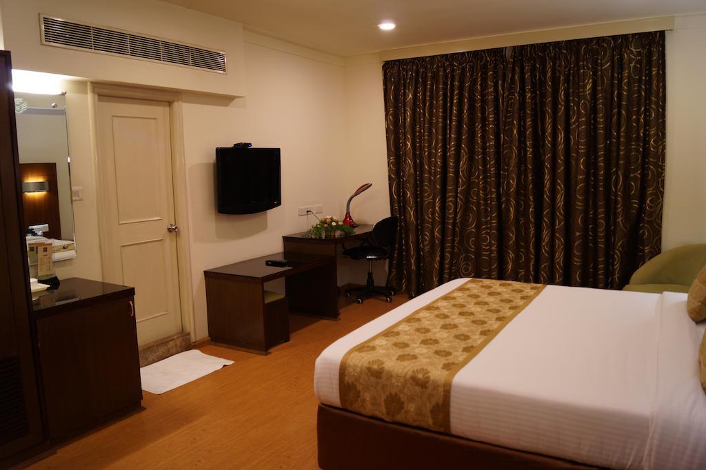 Hotel Budhil Park Visakhapatnam Exteriör bild