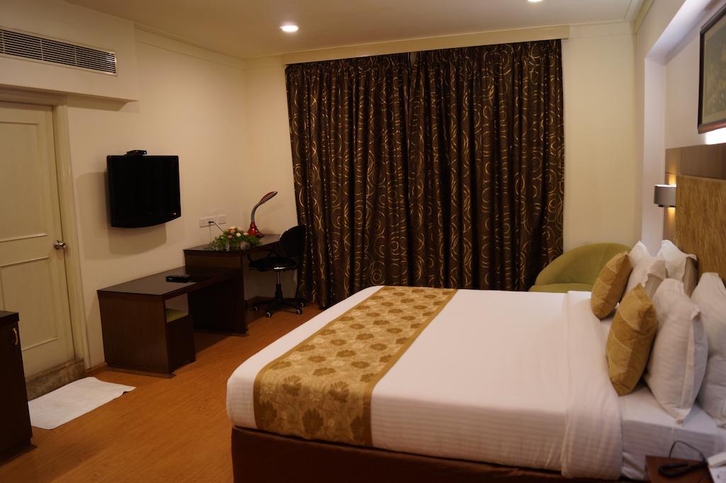 Hotel Budhil Park Visakhapatnam Exteriör bild