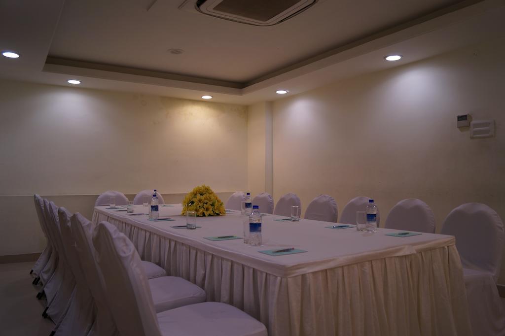 Hotel Budhil Park Visakhapatnam Exteriör bild