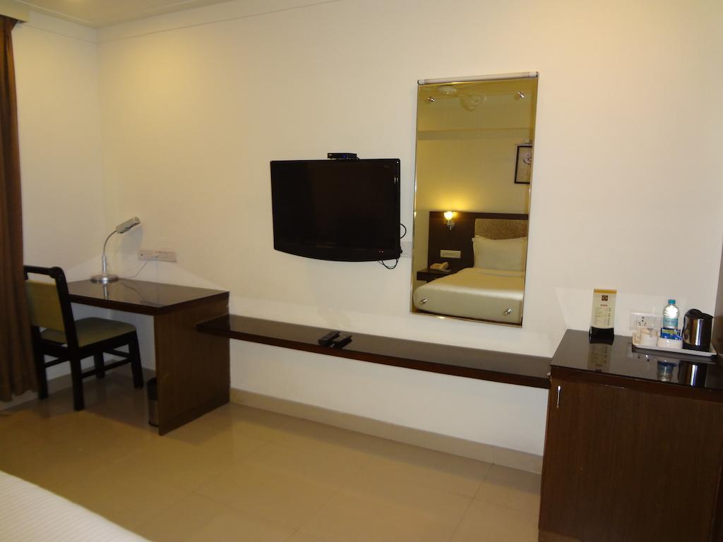 Hotel Budhil Park Visakhapatnam Exteriör bild