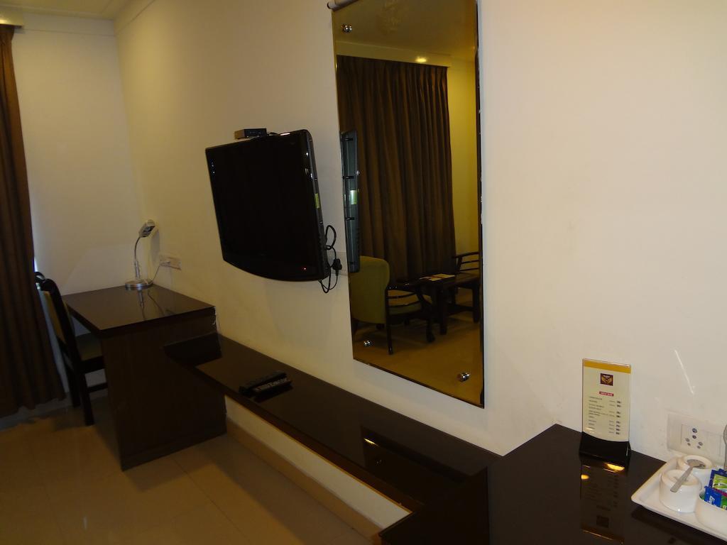 Hotel Budhil Park Visakhapatnam Exteriör bild