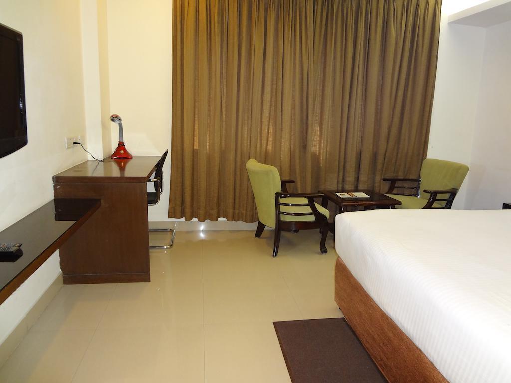 Hotel Budhil Park Visakhapatnam Exteriör bild