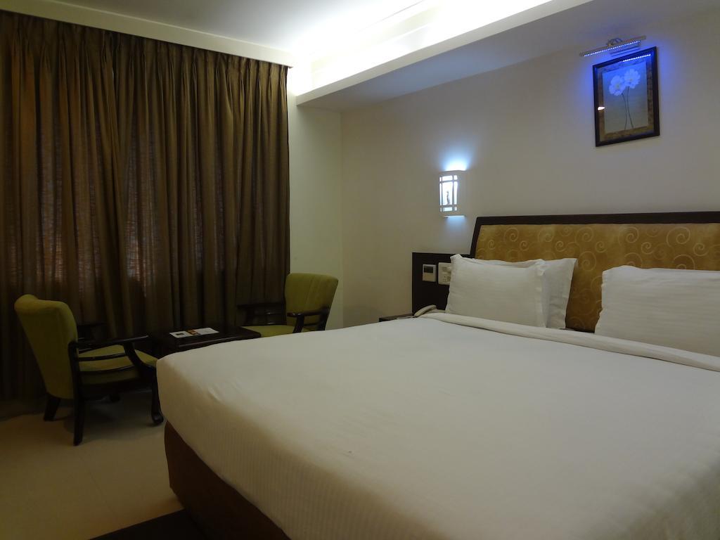 Hotel Budhil Park Visakhapatnam Exteriör bild