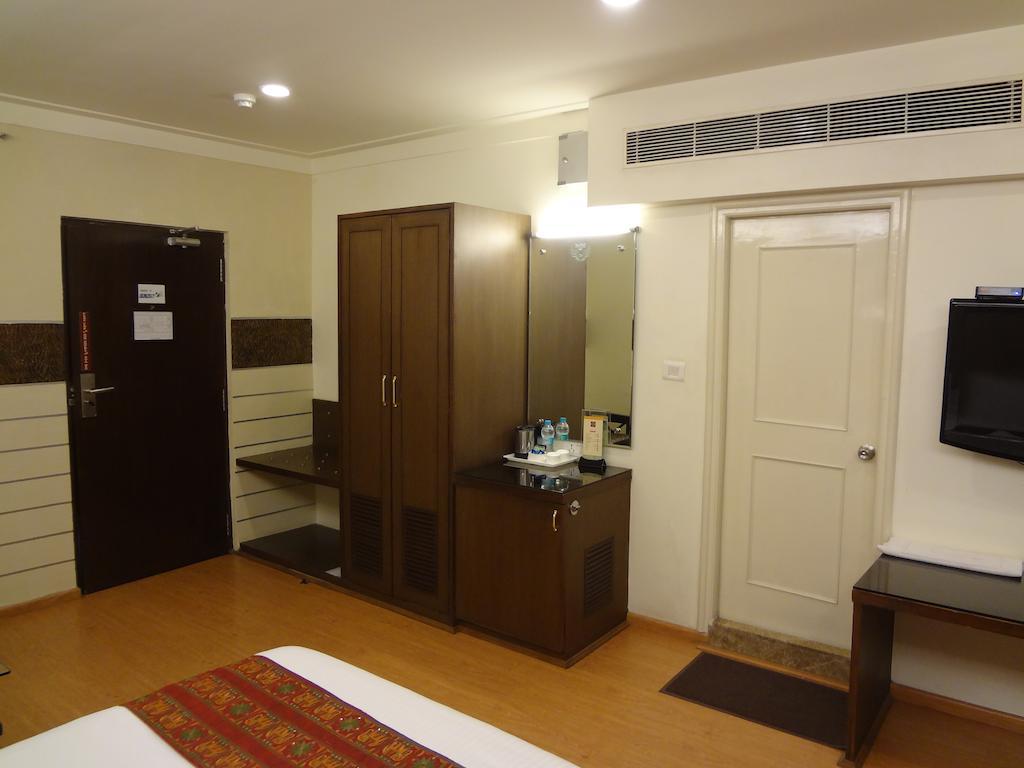 Hotel Budhil Park Visakhapatnam Exteriör bild