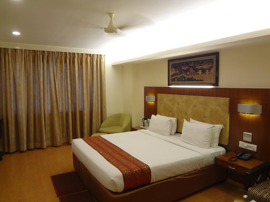 Hotel Budhil Park Visakhapatnam Exteriör bild